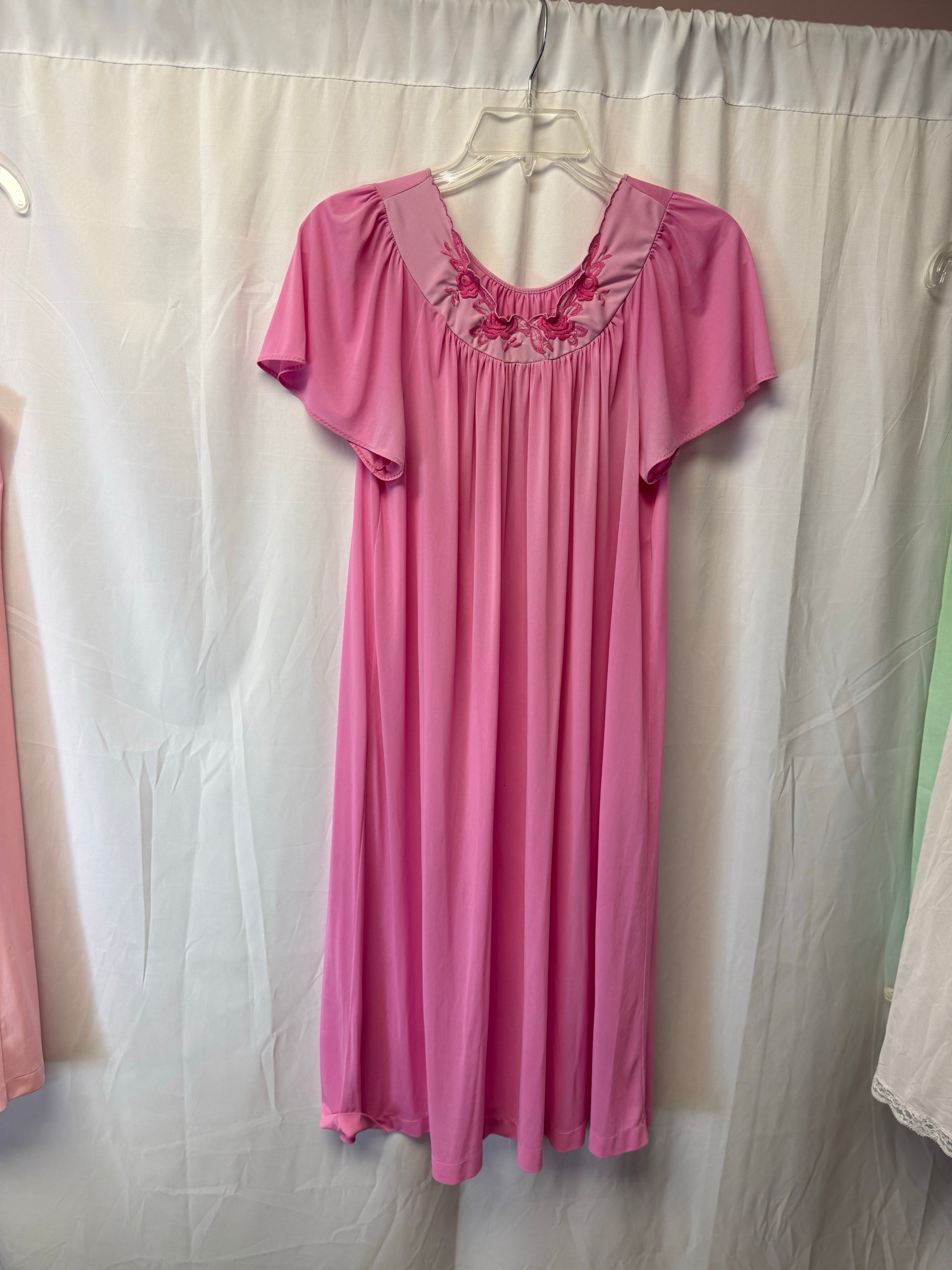 1980s Shadowline Bright Pink Flutter Sleeve Nightgown with Embroidered Roses – Size M