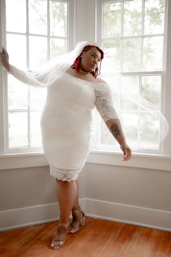 Short Lace Bridal Dress with Bodycon Fit – Size 26