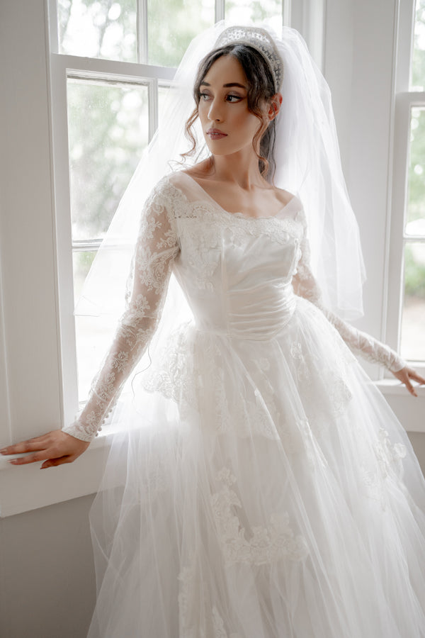 Vintage 1950s Ornate Lace Wedding Gown – Size S