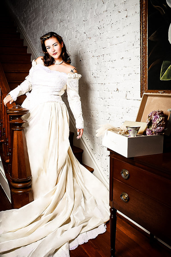 Vintage Scoop Neck Bridal Dress with Train – Size XL