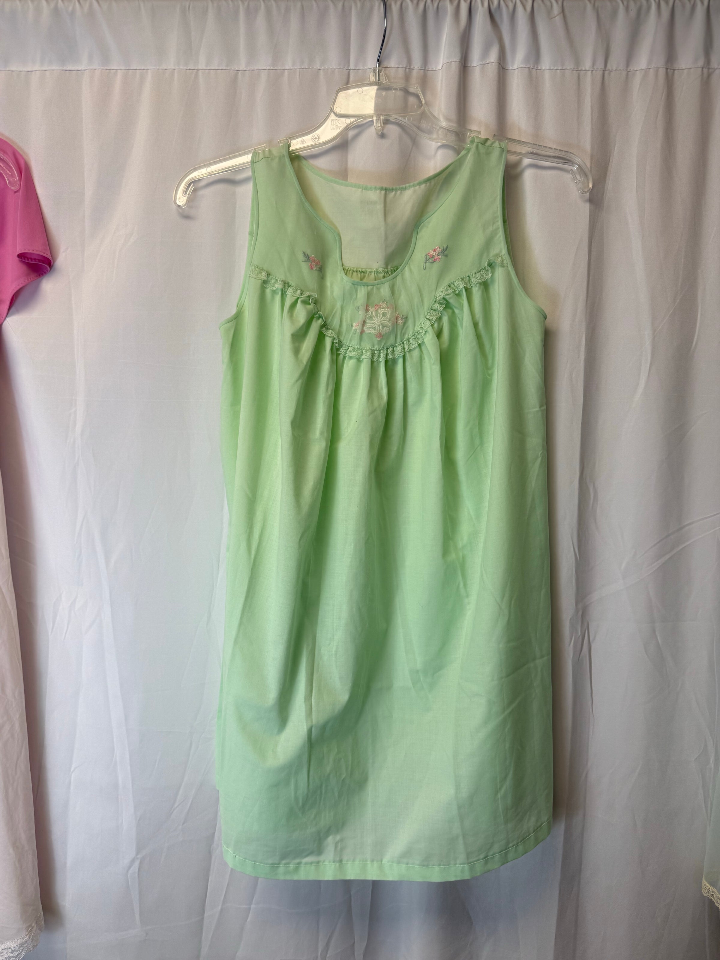 Light Green Sleeveless Cottage Nightgown with Floral Embroidery – Size M