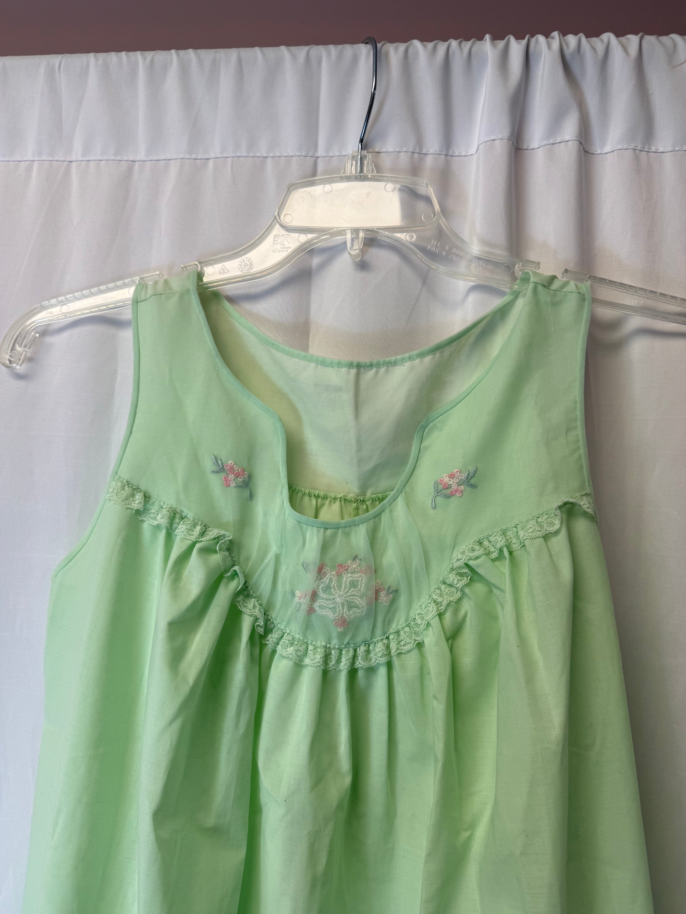 Light Green Sleeveless Cottage Nightgown with Floral Embroidery – Size M